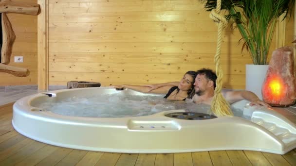 情侣在浪漫的按摩浴缸放松在假期 — 图库视频影像