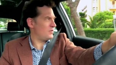 Komik adam SUV araba şehir içinde