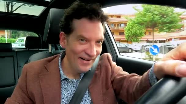 Αστείος Άνθρωπος Οδήγηση Suv Αυτοκίνητο Στην Πόλη — Αρχείο Βίντεο