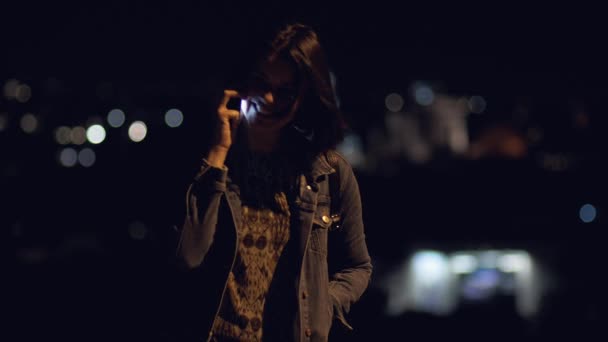 Gelukkige Vrouw Nachts Stad Praten Telefoon Smiling — Stockvideo