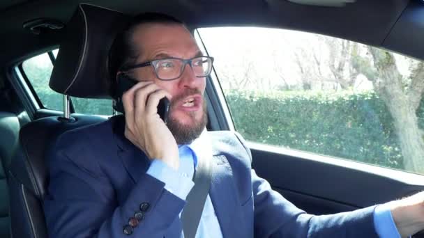 Нещасний Злий Хіпстер Бізнесмен Водіння Автомобіля Каже Телефоні Супер Повільний — стокове відео