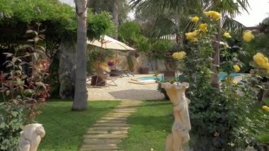 Seyahat tatil güzel yüzme havuzunda hiçbir insan ile girerek vurdu