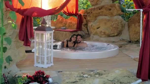 Couple Amoureux Profitant Vacances Dans Piscine Extérieure Coucher Soleil Souriant — Video