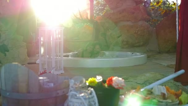Пара Закоханих Насолоджується Відпочинком Відкритому Басейні Заході Сонця Посміхаючись Знак — стокове відео