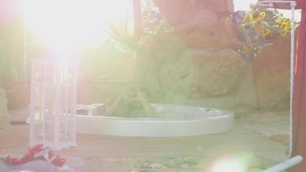 愉快的夫妇在按摩浴缸在外部温泉做心脏用手微笑慢动作 — 图库视频影像