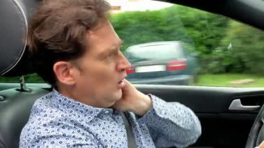 Mutlu adam komik gömlek şehir closeup araba ile