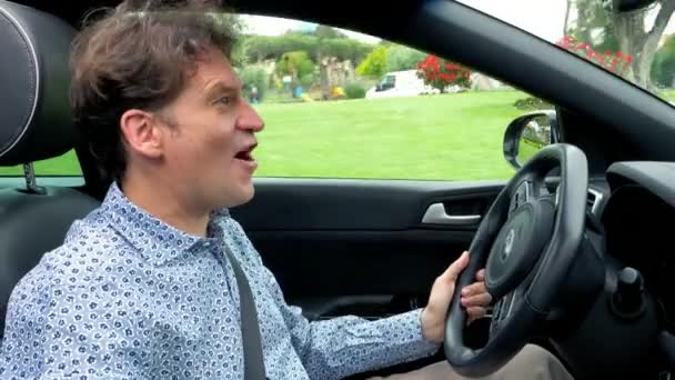 Homem Feliz Com Camisa Engraçada Dirigindo Carro Cidade — Vídeo de Stock