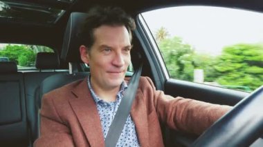 Adam mutlu vintage bir görünüm sürüş