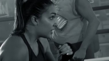 Koç eğitim kadın boksör spor salonu yavaş hareket 