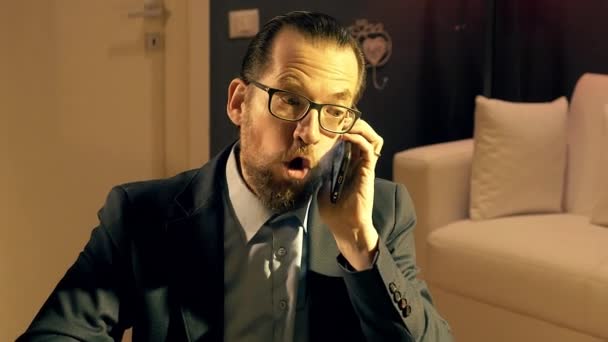 ショットを旅行のオフィスで電話で怒っている流行に敏感なビジネスマン — ストック動画
