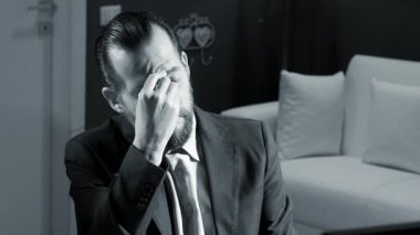 Yorgun kızgın iş adamı Office siyah ve beyaz