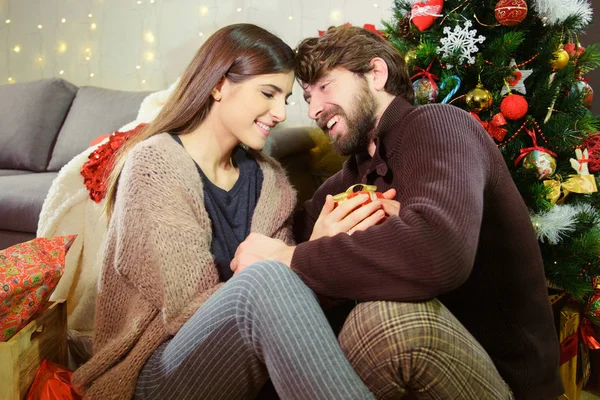 かわいい若いカップルのクリスマスのために自宅で冬の幸せ — ストック写真