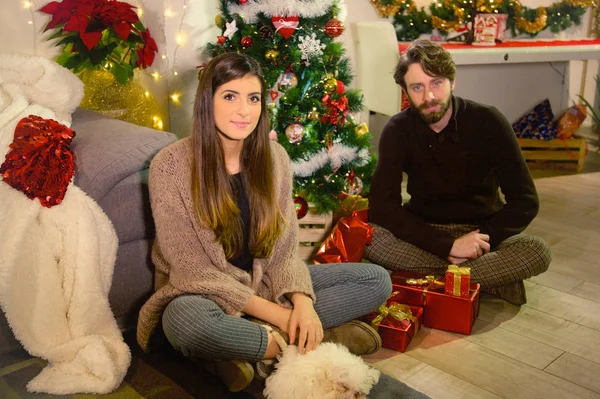 Linda Pareja Joven Feliz Invierno Casa Para Navidad Imagen De Stock