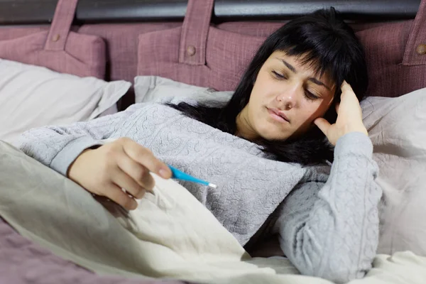 Mujer Infeliz Sensación Temperatura Enferma Fotos De Stock