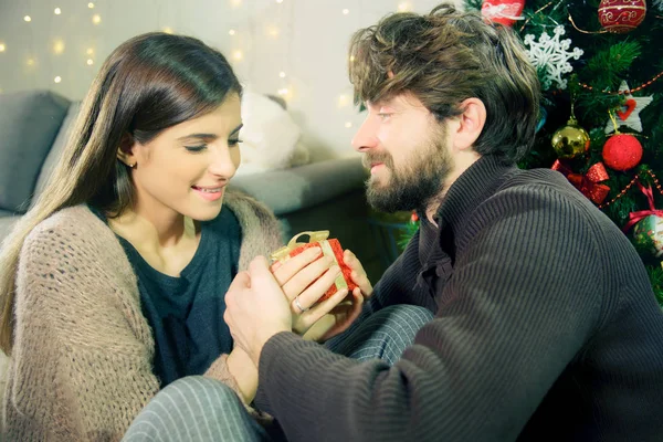 かわいい若いカップルのクリスマスのために自宅で冬の幸せ ロイヤリティフリーのストック画像