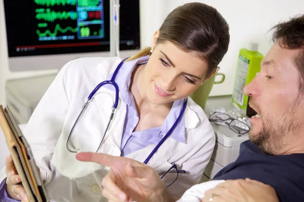 Médico Bonito Sexo Feminino Sorrindo Para Paciente Hospital — Fotografia de Stock