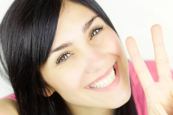 Linda Joven Mujer Sonriendo Mirando Cámara Fotos De Stock Sin Royalties Gratis