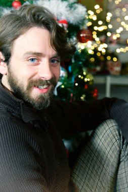 Genç adam mutlu Noel gece serin