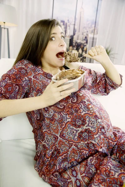 Mulher Grávida Comendo Demais — Fotografia de Stock