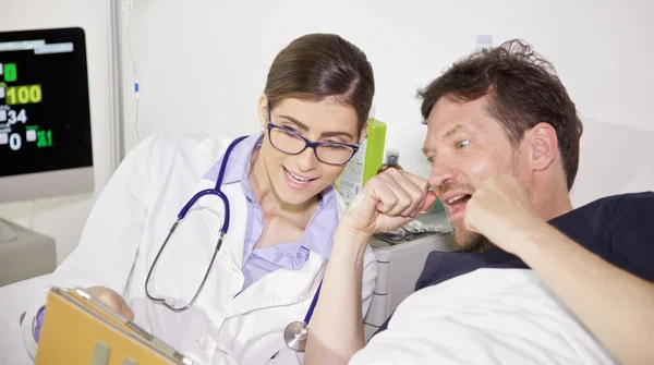 Sevimli Kadın Doktor Hastaya Hastanede Gülümseyen — Stok fotoğraf