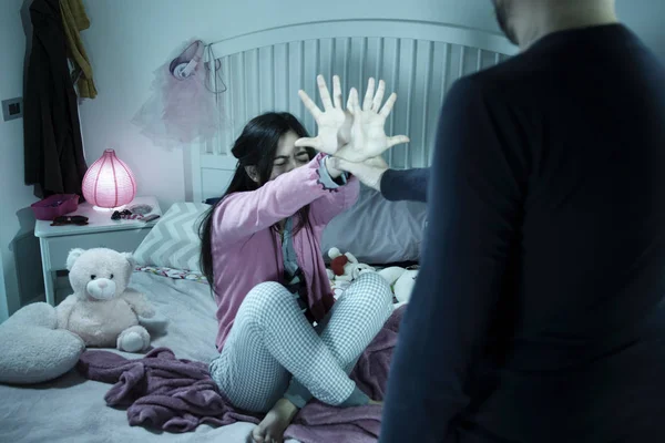 Mujer Joven Dormitorio Con Los Ojos Cerrados Mientras Hombre Toma Imagen De Stock