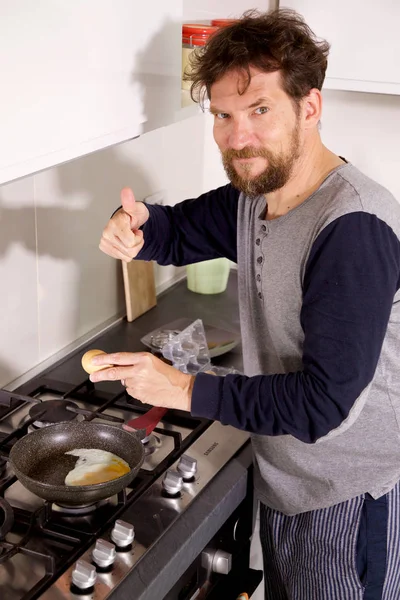 Hombre Con Barba Pijama Cocinando — Foto de Stock