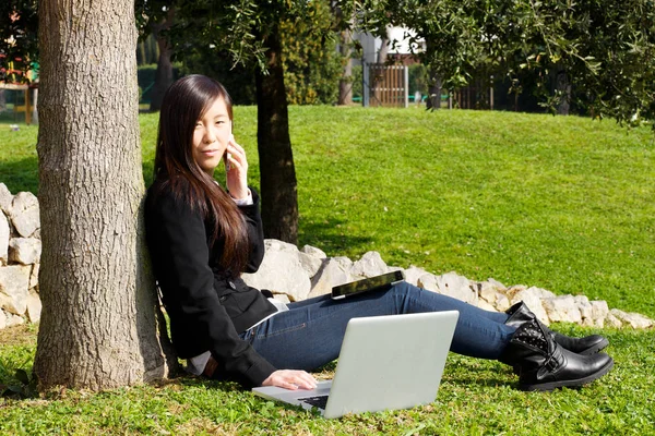 Asiatiska Affärskvinna Park Arbetar Med Dator Och Telefon Leende Ser — Stockfoto