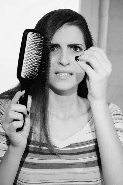 Mujer Infeliz Viendo Pelo Cepillo —  Fotos de Stock