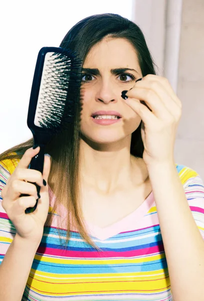 Femme Malheureuse Voir Les Cheveux Dans Brosse — Photo