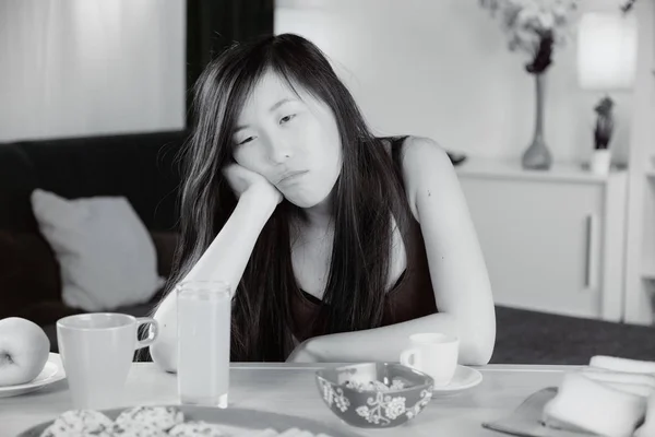 Несчастная грустная китаянка устала дома — стоковое фото