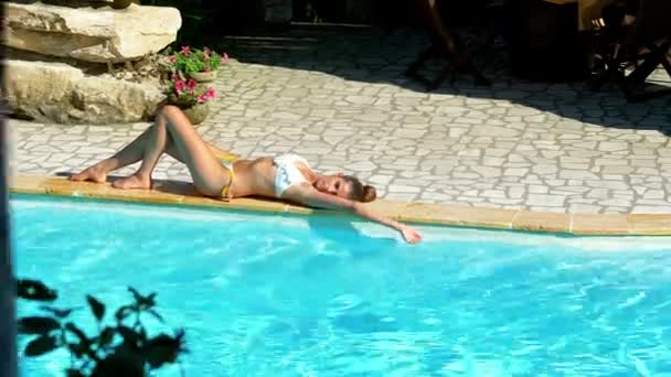 Bella Donna Nuotare Con Fidanzato Piscina Abbracciare Amore — Video Stock