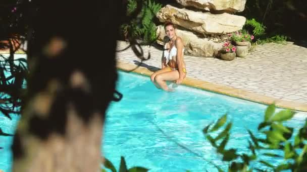 Gyönyörű Úszás Barátjával Medencében Ölelkezve Szerelemben — Stock videók