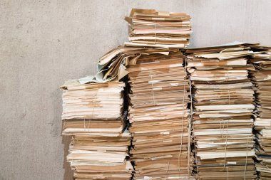 Huges eski kağıtları kazık. Bazı gazetelerin dize ile bağlı.