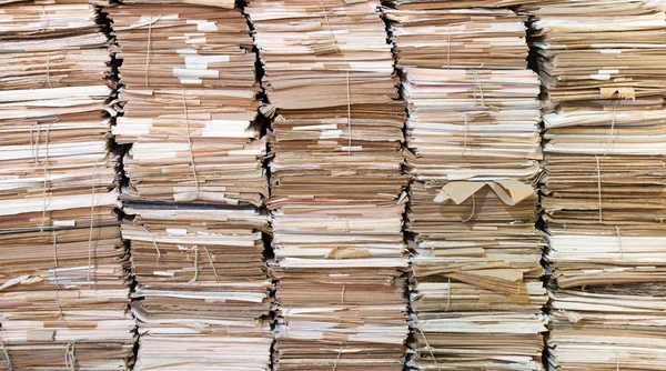 Huges eski kağıtları kazık. Bazı gazetelerin dize ile bağlı.