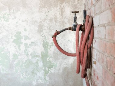 Eski retro su vinç ve bobin Kırmızı lastik hortum