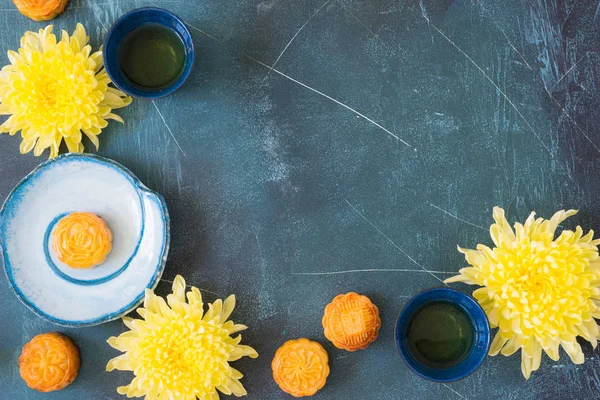 Mooncakes, thé, fleurs de chrysanthème sur fond bleu avec espace de copie. chinois mi-automne festival nourriture . — Photo