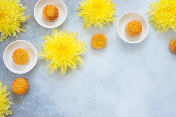 Gâteaux de lune, fleurs de chrysanthème sur fond gris avec espace de copie. chinois mi-automne festival nourriture . — Photo