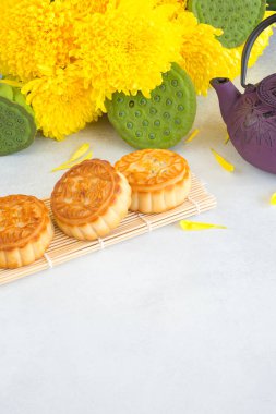 Mooncakes, Çaydanlık, kasımpatı çiçekleri, lotus tohumları bakla beyaz arka plan üzerinde. Çin sonbahar ortası festivali yemeği.