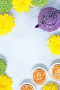 Mooncakes, Çaydanlık, kasımpatı çiçekleri, lotus tohumları bakla ışık arka plan üzerinde. Çin sonbahar ortası festivali yemeği.