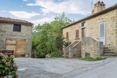 Antik taş tezgah Ortaçağ kökenli küçük bir köyde. Volpaia, Toskana, İtalya