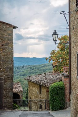 Antik taş tezgah Ortaçağ kökenli bir köyde. Volpaia, Toskana, İtalya