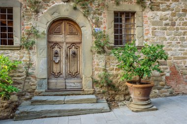 Ahşap kapı Ortaçağ kökenli bir köyde. Volpaia, Toskana, İtalya