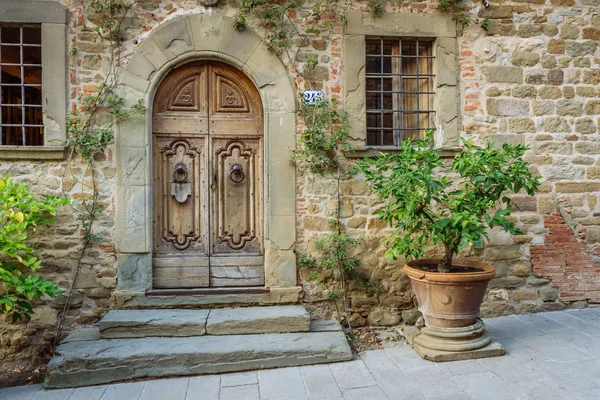 Деревянная Дверь Деревне Средневекового Происхождения Volpia Tuscany Italy — стоковое фото