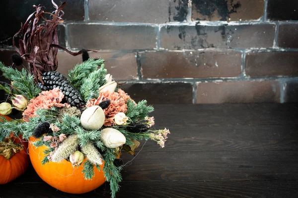 Halloween Eller Thanksgiving Baggrund Efterårssammensætning Græskar Med Spindelvæv Majs Nellikeblomst - Stock-foto