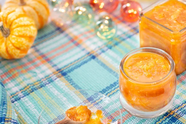 Confiture de citrouille ou confiture sur une table de cuisine confortable. Fond d'automne. Concentration sélective . — Photo