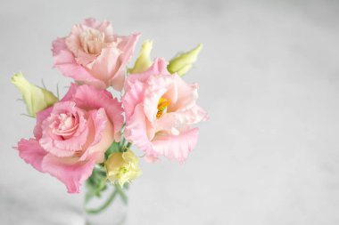 Gri arka plan üzerinde taze çiçekler, Lisianthus. Eustoma güzel buket.