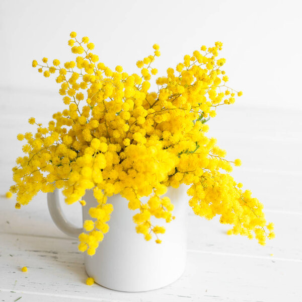 Букет цветов мимозы на белом деревянном фоне. Весна
.