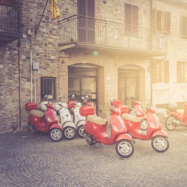 Citta della Pieve, İtalya - 22 Eylül 2018: eski bir cobblestoned Caddesi üzerinde kırmızı bir scooter ile tipik sokak sahne