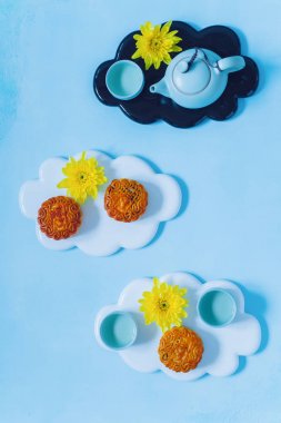 Ay keki, mavi çaydanlık, sarı krizantem çiçekleri. Çin sonbahar ortası festival gıda.