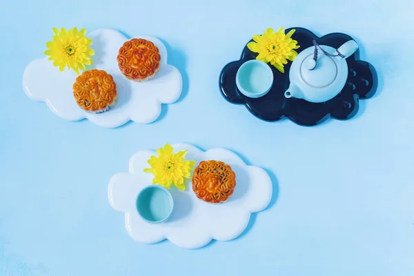 Mooncake, théière bleue, fleurs de chrysanthème jaune sur fond bleu. chinois mi-automne festival nourriture . — Photo